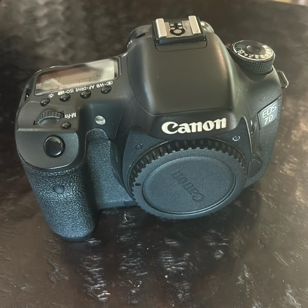 CANON EOS 7D body, works perfect, lightly used